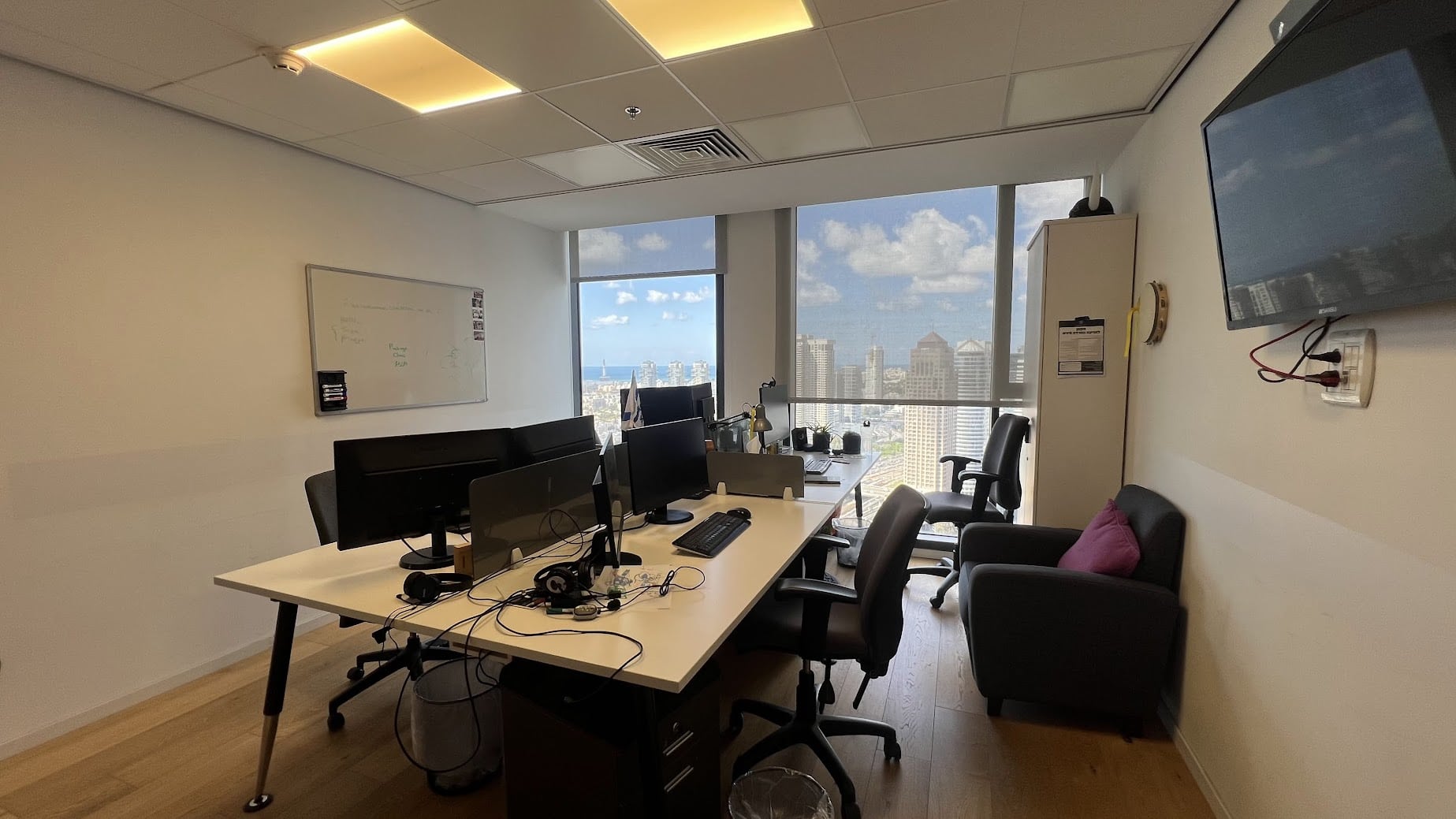 חדר צוות/ חדר עבודה גדול במגדל השחר במשרד להשכרה