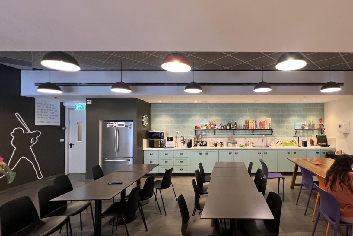 מטבח גדול עם מקומות אוכל במשרד להשכרה במגדל השחר