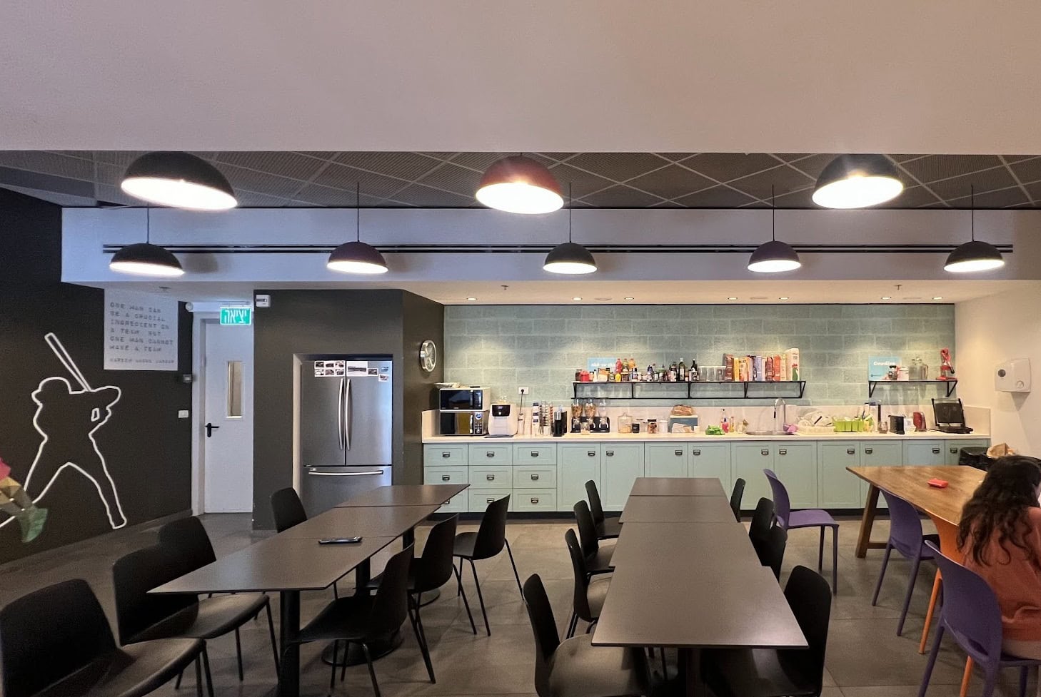 מטבח גדול עם מקומות אוכל במשרד להשכרה במגדל השחר