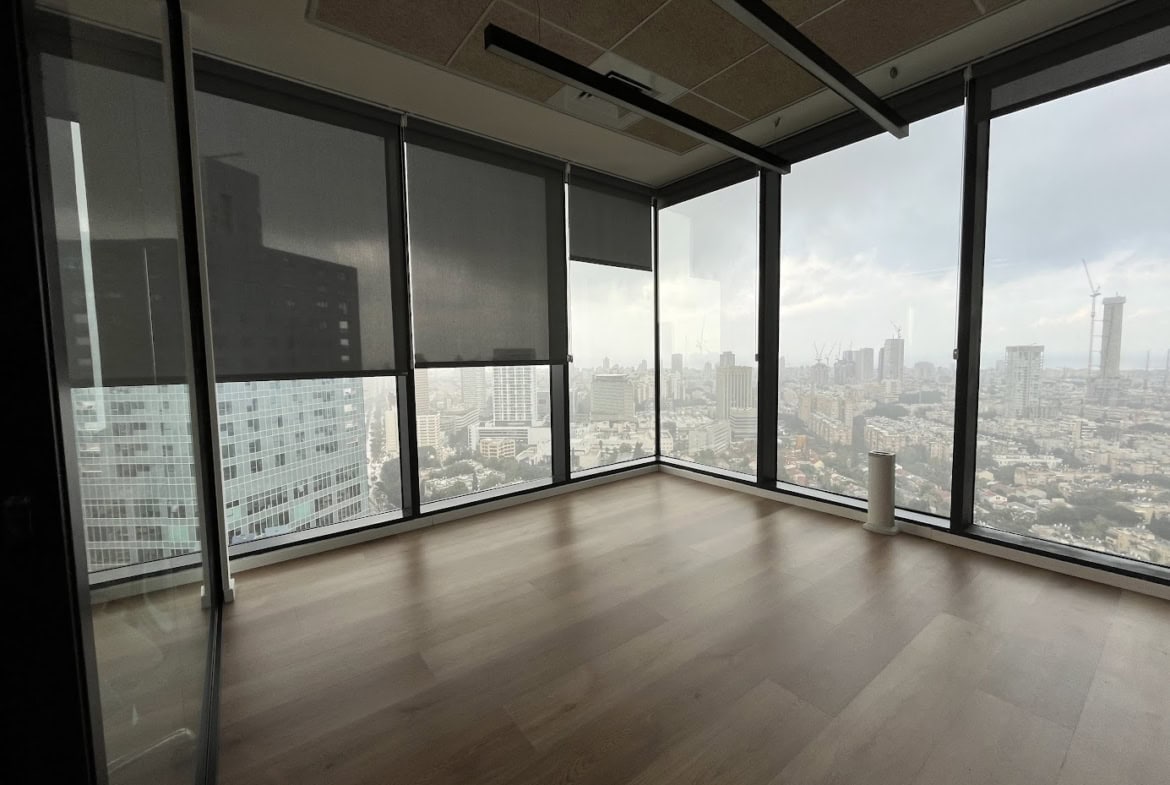 אחד מחדרי עבודה/ חדר ישיבות במשרד להשכרה במגדל רסיטל