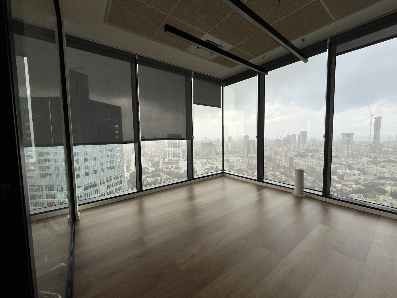 אחד מחדרי עבודה/ חדר ישיבות במשרד להשכרה במגדל רסיטל