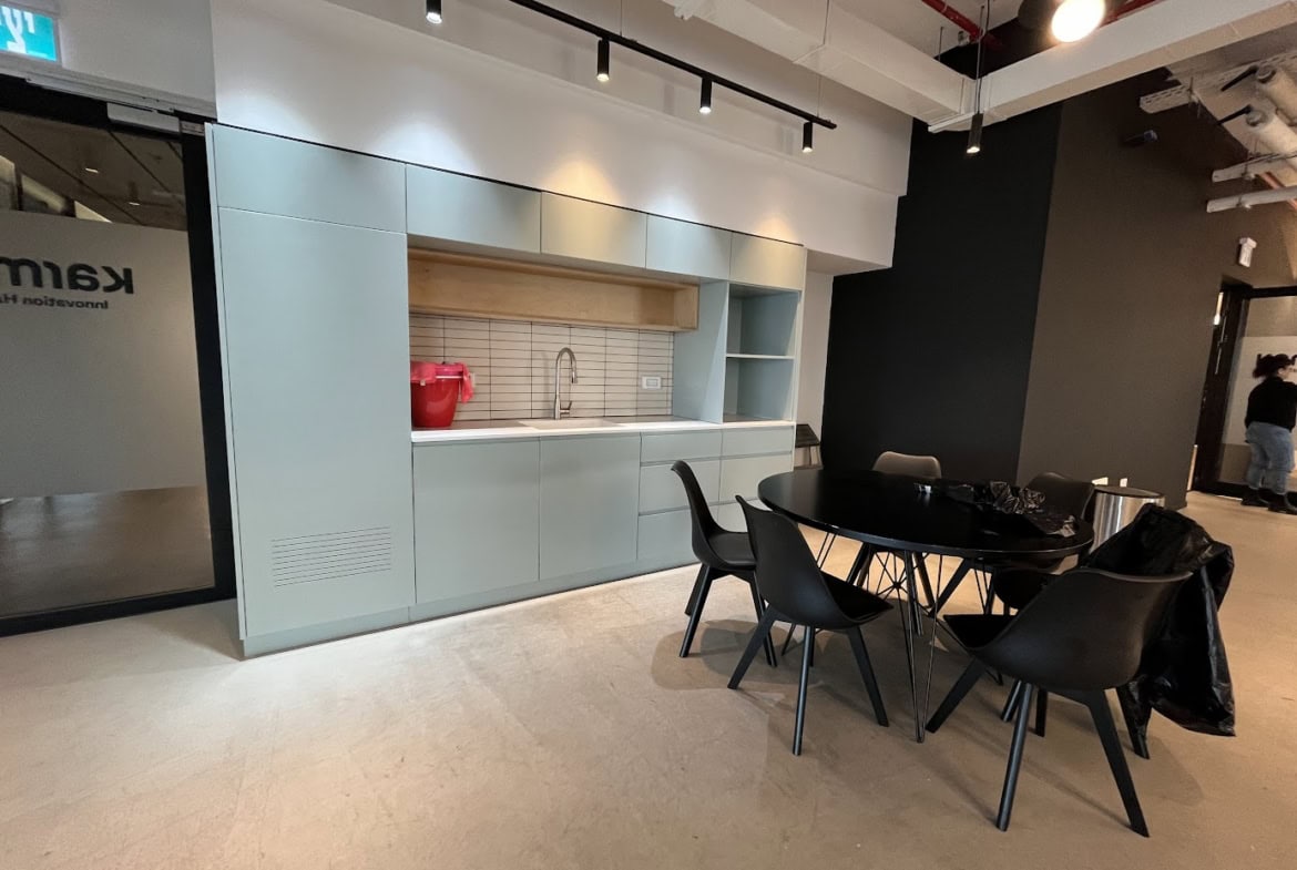 מטבח עם מקומות אוכל במשרד להשכרה במגדל רסיטל