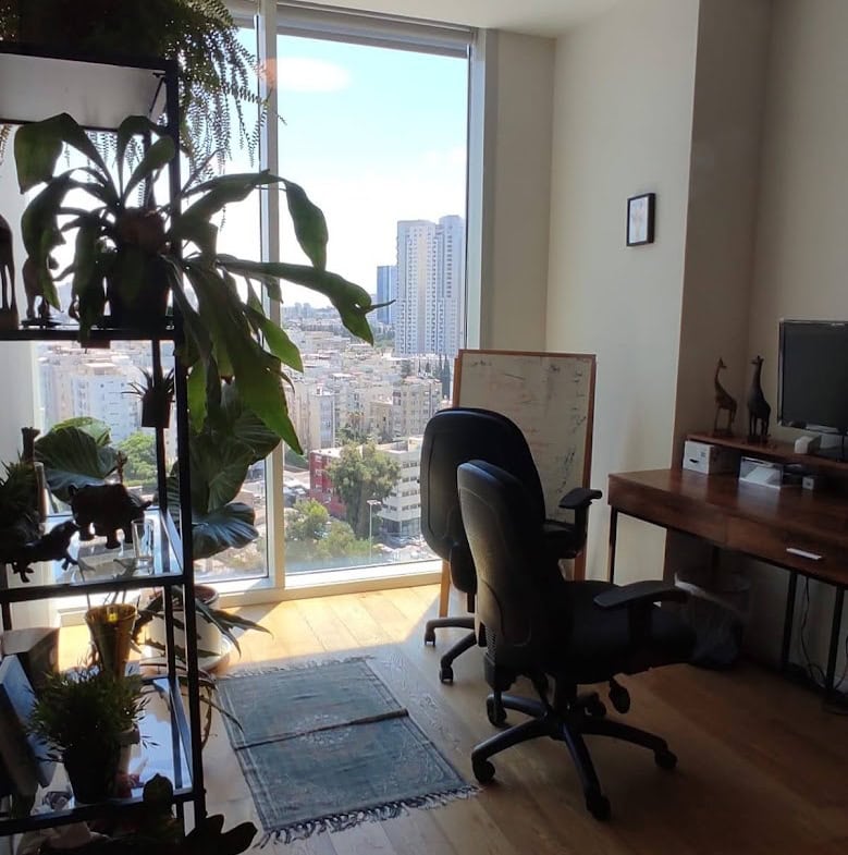 אחד מחדרי עבודה במשרד להשכרה במגדל WE המבוקש