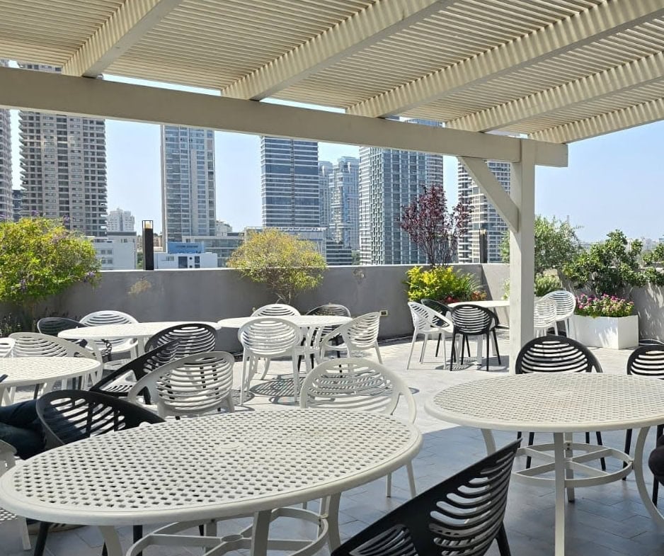 מרפסת מגניבה ויפה במשרד 150 מ