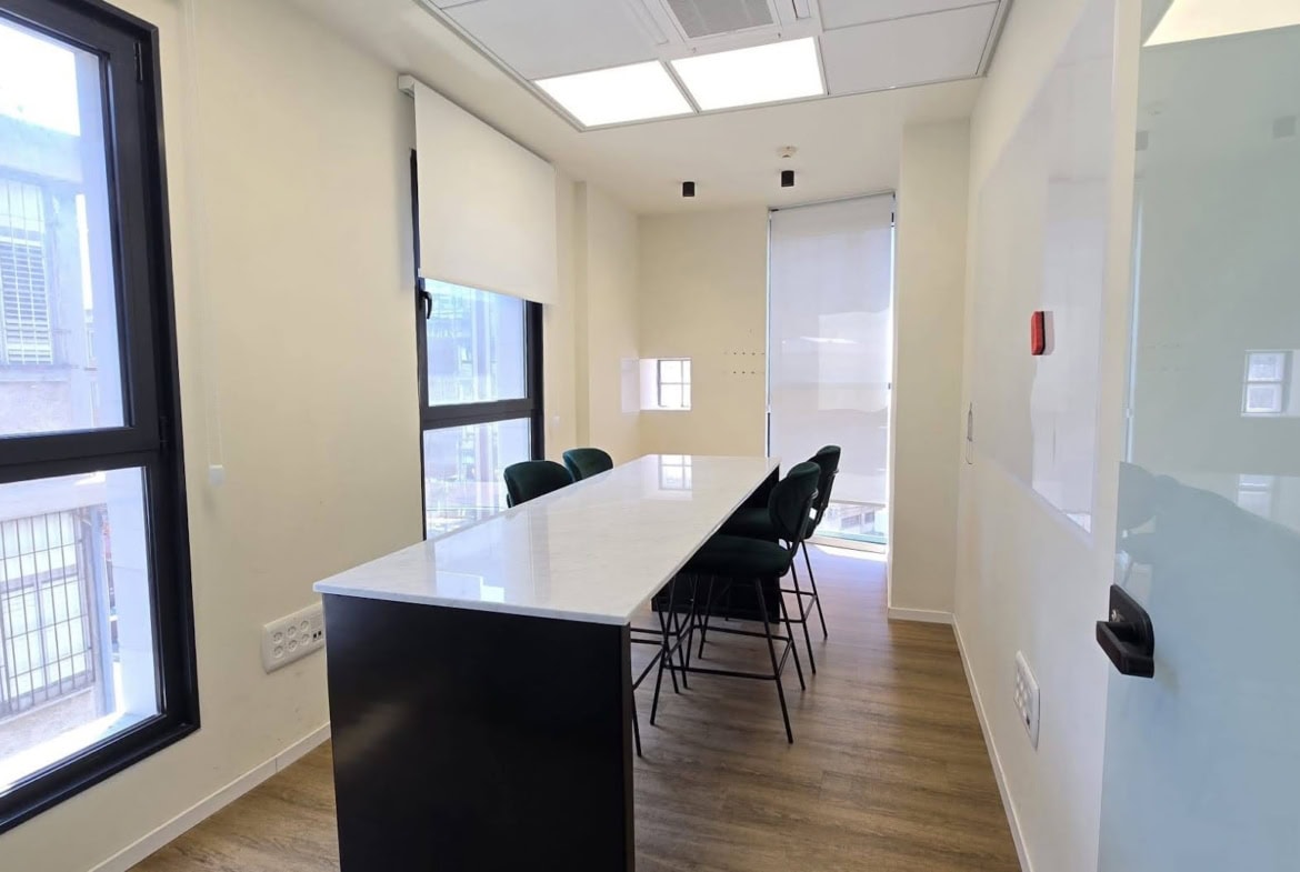 חדר ישיבות במשרד