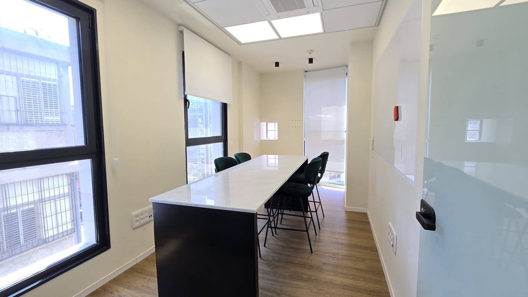 חדר ישיבות במשרד