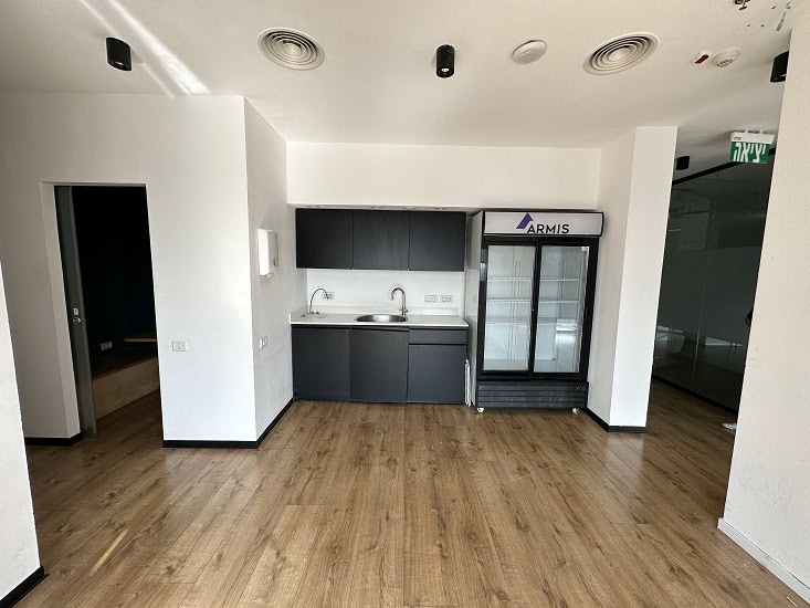 משרד 193 מטר במגדלי הארבעה מטבחון