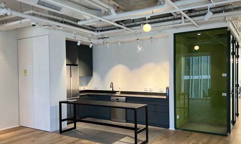 משרד 310 מר להשכרה במגדל אקרו