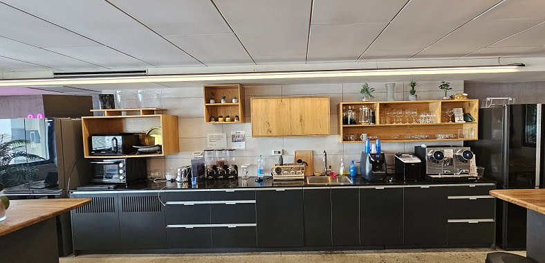 משרד להשכרה בדובנוב שרונה מרוהט פלאג אנד - מטבחון פליי