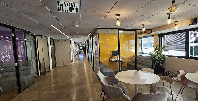 משרד להשכרה בדובנוב שרונה מרוהט פלאג אנד פליי - לאונג'