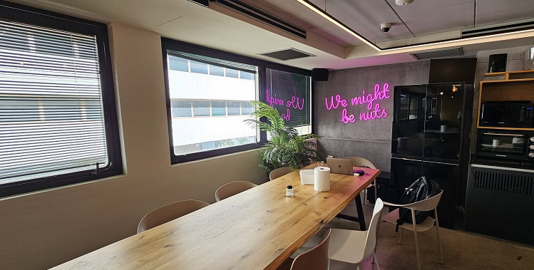 משרד להשכרה בדובנוב שרונה מרוהט פלאג אנד פליי - פינת אוכל