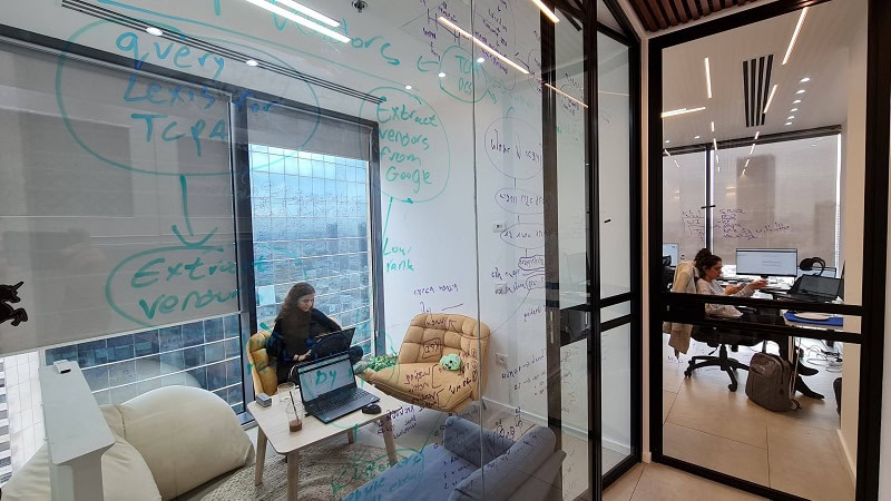 100 מר במגדלי הארבעה - אופן חדר ישיבות