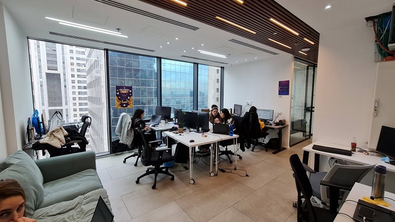 100 מר במגדלי הארבעה - עמדות עבודה