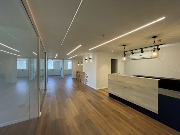 175 מר במגדלי התאומים בבורסה - עמדת קבלה