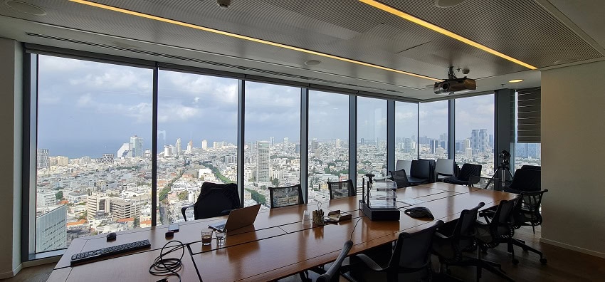 550 מר במגדל רוטשילד - חדר ישיבות עם נוף