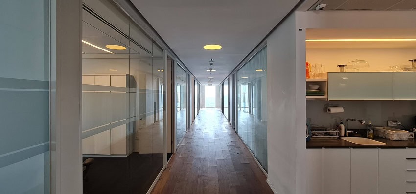 550 מר במגדל רוטשילד - מסדרון חדרים