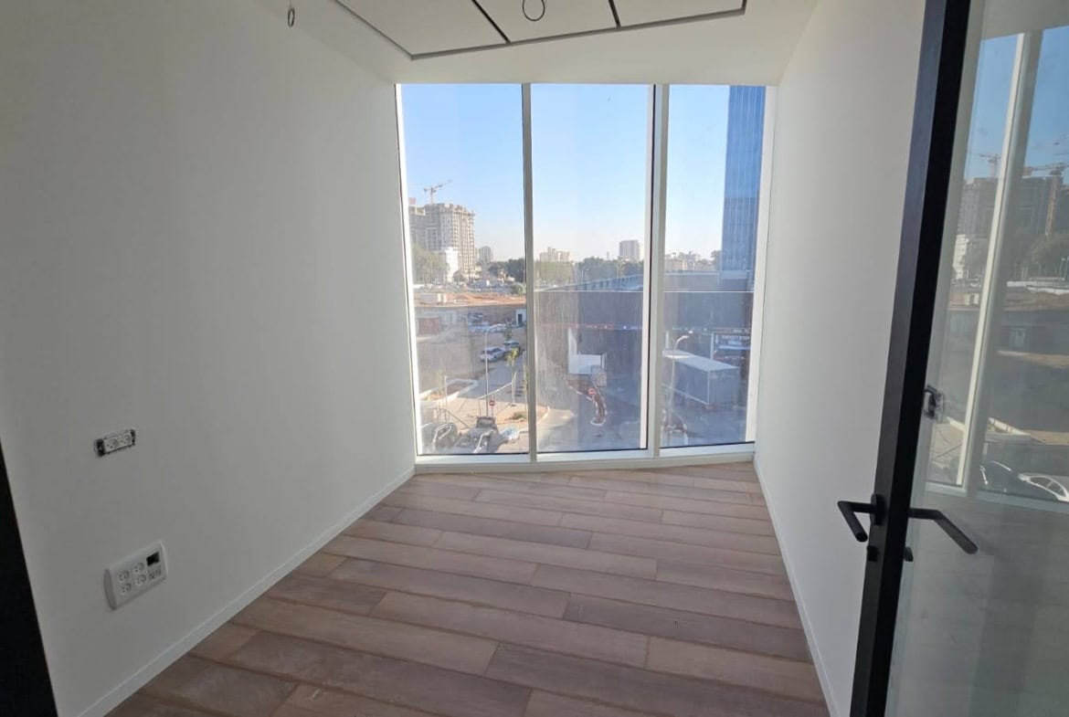 83 מר להשכרה באקרו סביון - חדר מנהל