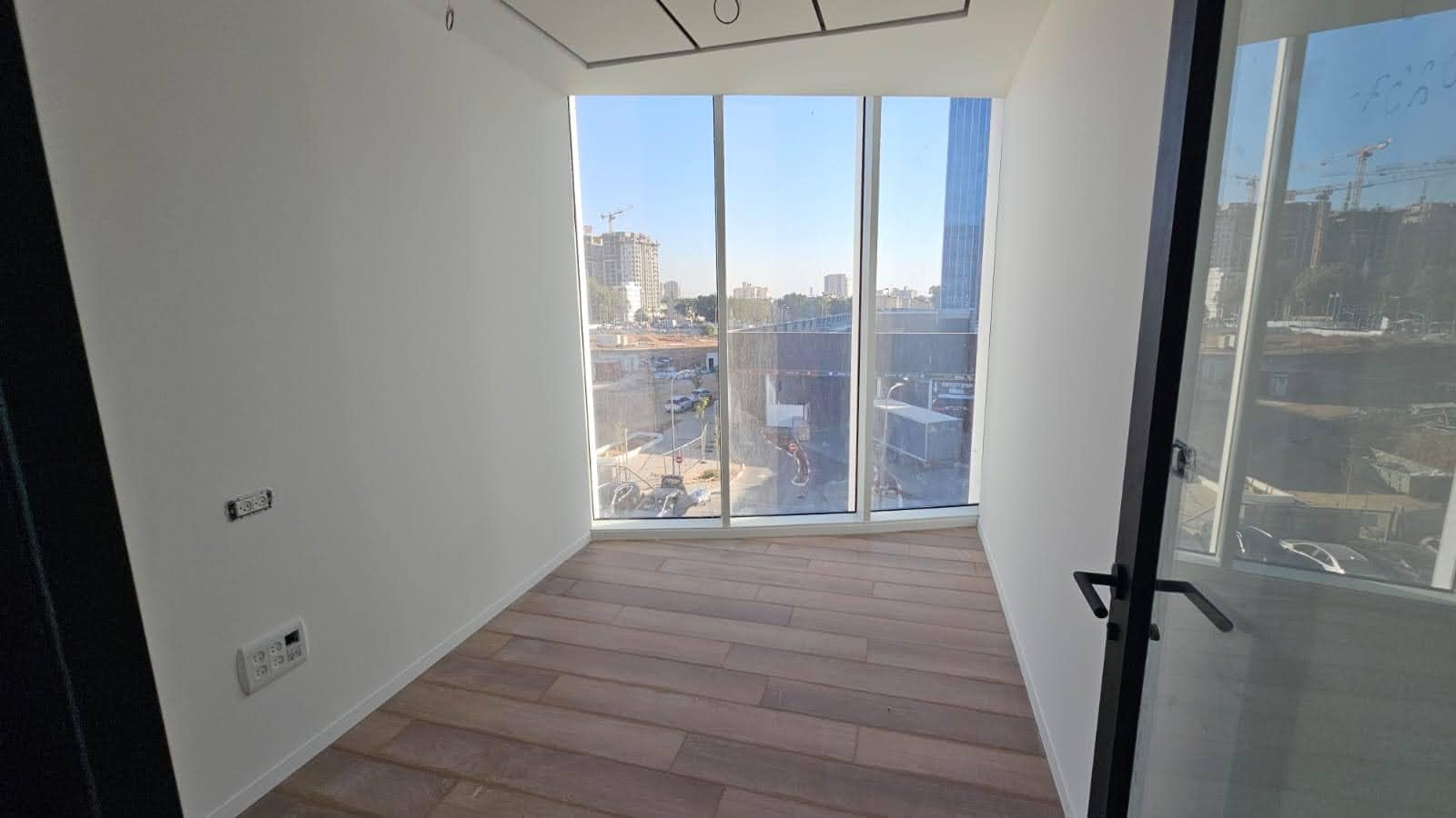 83 מר להשכרה באקרו סביון - חדר מנהל