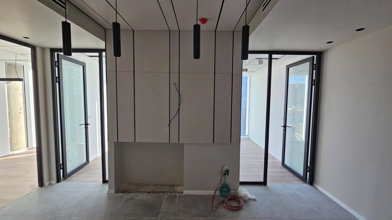 83 מר להשכרה באקרו סביון - לובי