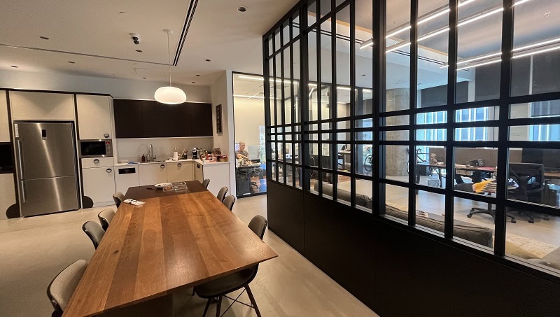 להשכרה במגדל אקרו - לאונג'