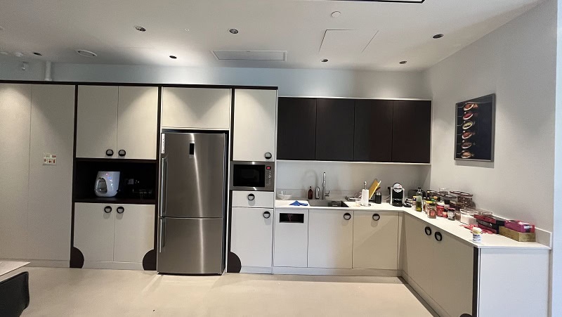 להשכרה במגדל אקרו - מטבחון