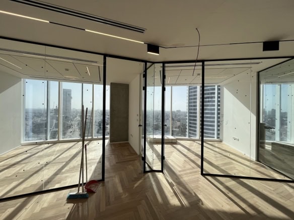 להשכרה במגדל סקיי בחסן ערפה - משרד עם משרדים שקופים