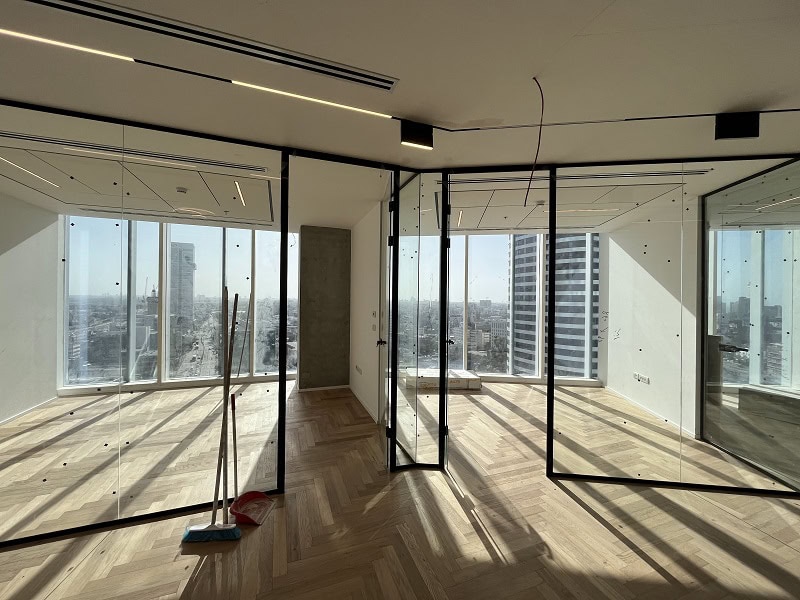 להשכרה במגדל סקיי בחסן ערפה - משרד עם משרדים שקופים