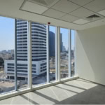 להשכרה במגדל סקיי - חדר עבודה חדש ברמת גימור גבוהה עם נוף לכל המתחם