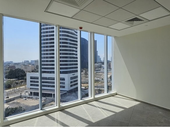 להשכרה במגדל סקיי - חדר עבודה חדש ברמת גימור גבוהה עם נוף לכל המתחם