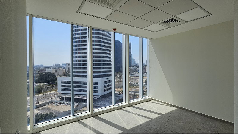 להשכרה במגדל סקיי - חדר עבודה חדש ברמת גימור גבוהה עם נוף לכל המתחם