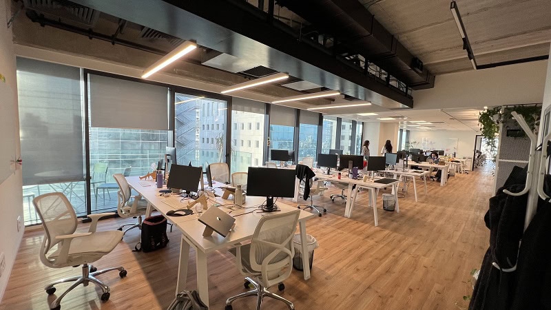 להשכרה במגדלי הארבעה - אופן ספייס עם עמדות עבודה ברמת גימור גבוהה