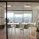 להשכרה במגדלי הארבעה - חדר ישיבות גדול עם נוף