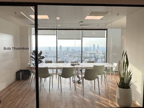 להשכרה במגדלי הארבעה - חדר ישיבות גדול עם נוף