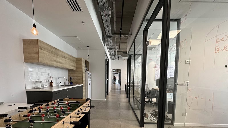 להשכרה במגדלי חג'ג' - מטבחון ולאונג'