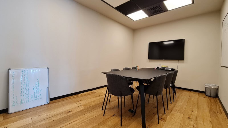 להשכרה במידטאון בקומה גבוהה - חדר ישיבות יוקרתי עם טלוויזיה