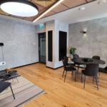 להשכרה במידטאון בקומה גבוהה - לאונג' עם פינת אוכל וספות