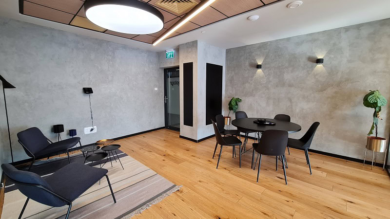 להשכרה במידטאון בקומה גבוהה - לאונג' עם פינת אוכל וספות