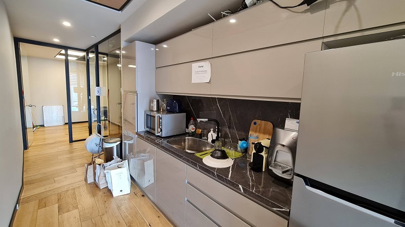 להשכרה במידטאון בקומה גבוהה - מטבחון יוקרתי ומאובזר