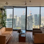 להשכרה בקומה גבוה במגדל ספיר - לאונג' עם פינות ישיבה יוקרתית