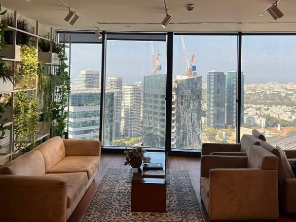 להשכרה בקומה גבוה במגדל ספיר - לאונג' עם פינות ישיבה יוקרתית