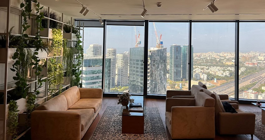 להשכרה בקומה גבוה במגדל ספיר - לאונג' עם פינות ישיבה יוקרתית