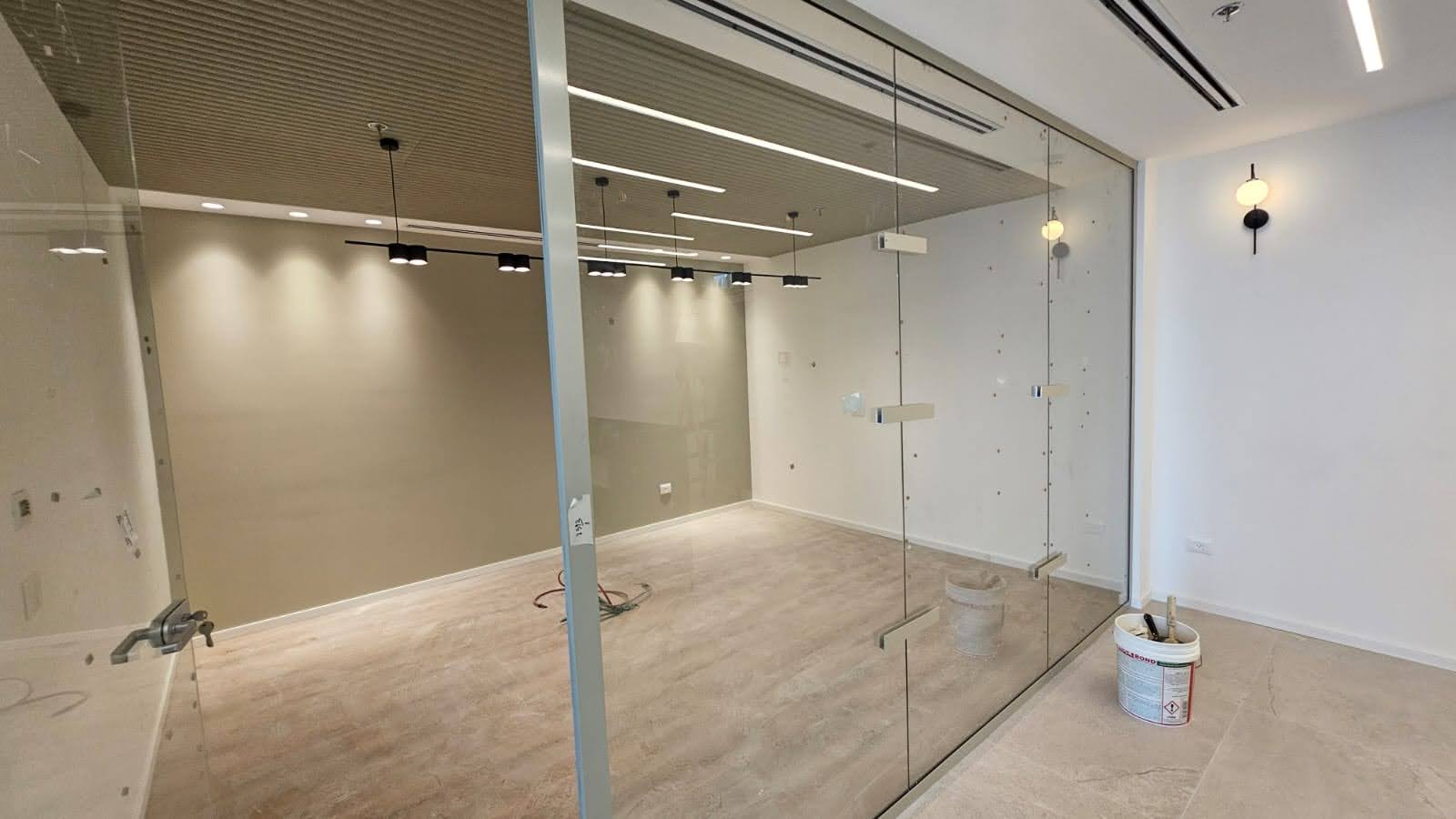 משרד 115 מר להשכרה באקרו קרית אונו - חדר ישיבות