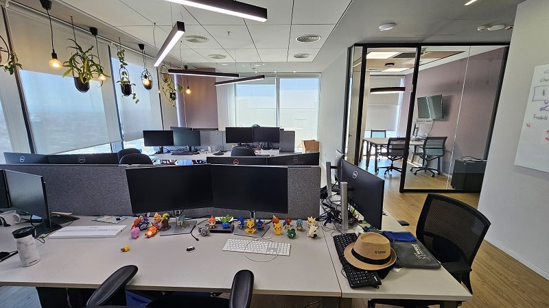 משרד 746 מר להשכרה במגדלי הארבעה - עמדות עבודה