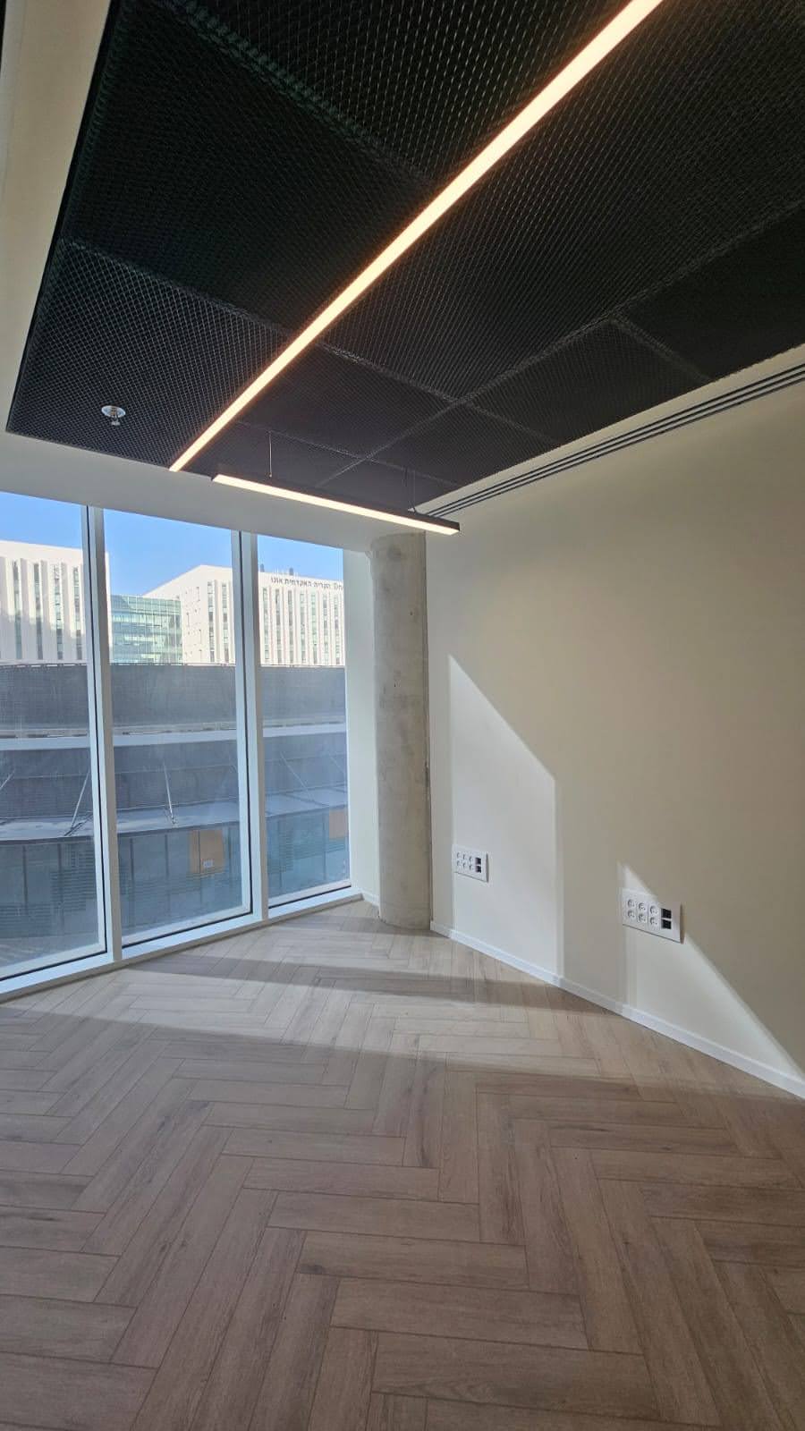 משרד 80 מר באקרו סביון להשכרה חדר מנהל