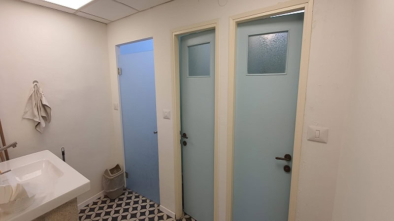 משרד בקרליבך - מקלחת ושירותים