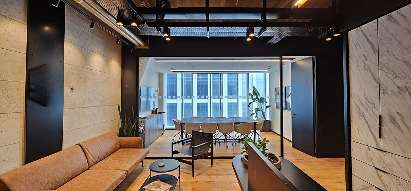 משרד מרוהט עם מרפסת במגדל סקיי - לאונג'