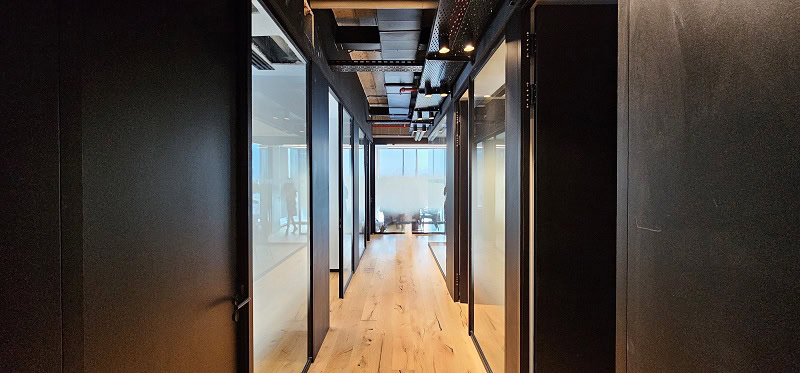 משרד מרוהט עם מרפסת במגדל סקיי - מבואת חדרים