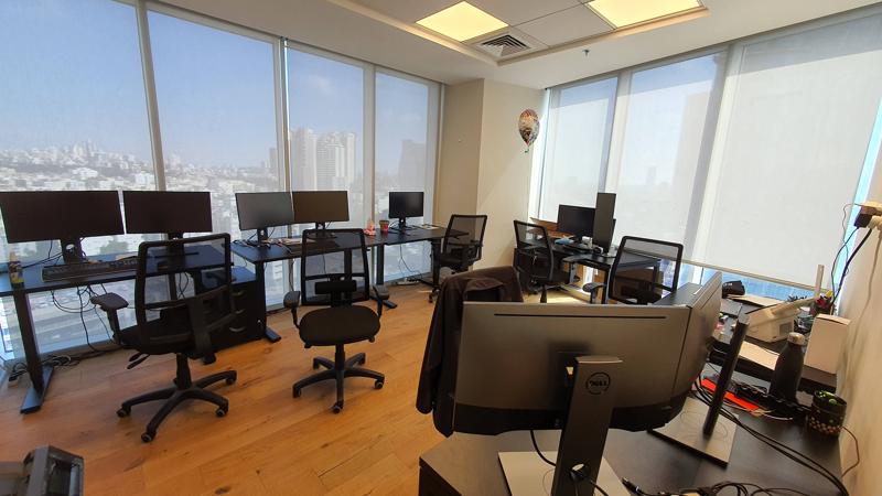 284 מר במגדל WE - עמדות עבודה