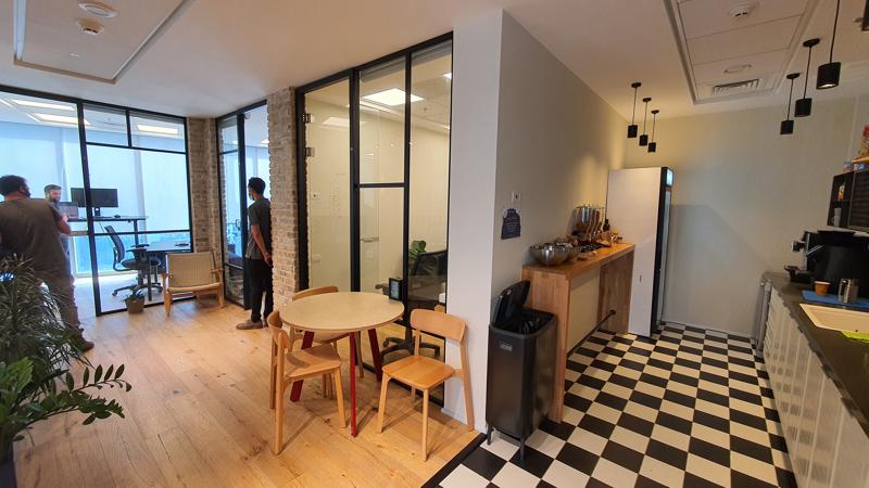 284 מר במגדל WE - פינת אוכל