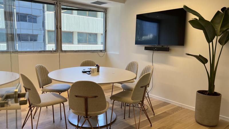 500 מר באמות משפט - חדר ישיבות